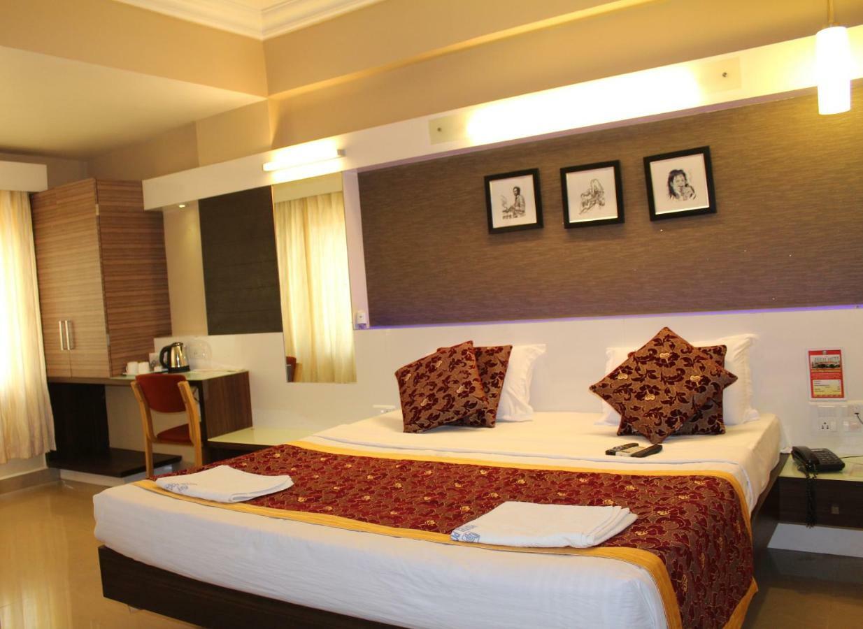 דאוונגרה Hotel Pooja International מראה חיצוני תמונה